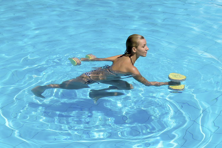 آرتروز زانو چیست؟ ورزش در آب